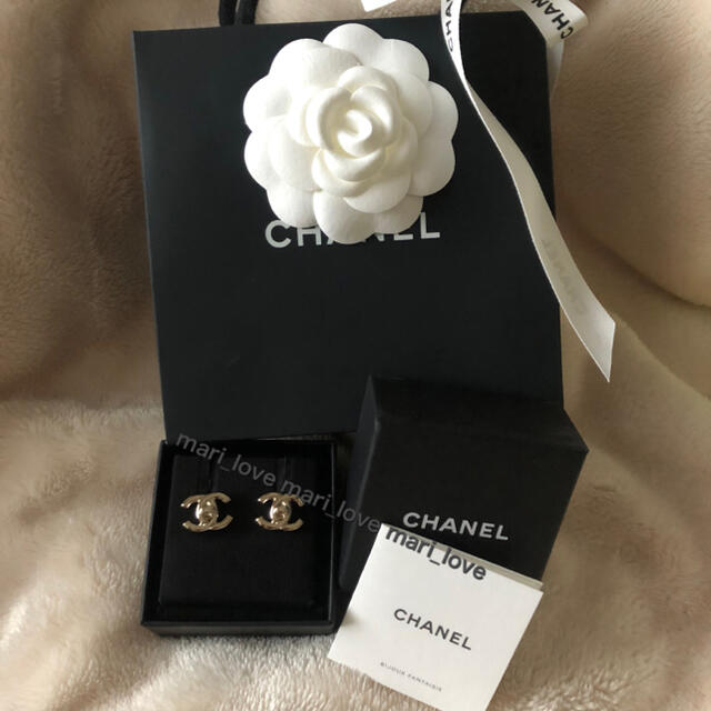 CHANEL シャネル  ターンロック調ロゴピアス