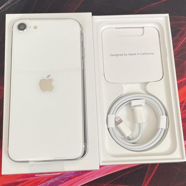 iPhone(アイフォーン)の新品　ドコモ　アップル iPhoneSE 第2世代 128GB ホワイト  スマホ/家電/カメラのスマートフォン/携帯電話(スマートフォン本体)の商品写真