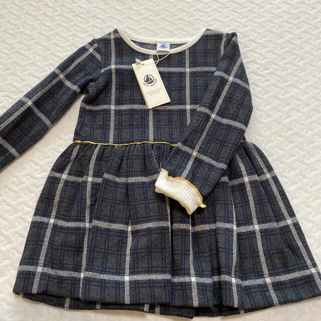 PETIT BATEAU(プチバトー)のすず様ご専用　プチバトー　グレーチェックワンピース　3ans キッズ/ベビー/マタニティのキッズ服女の子用(90cm~)(ワンピース)の商品写真