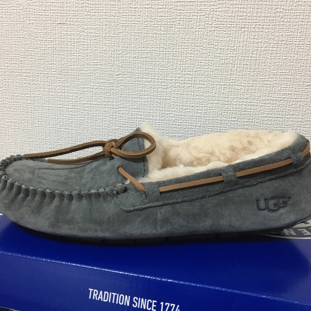 UGG(アグ)のUGG モカシン　ダコタ　サイズ7(24センチ) レディースの靴/シューズ(スリッポン/モカシン)の商品写真