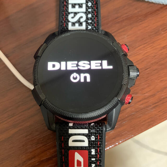 DIESEL(ディーゼル)のdiesel  on ディーゼル スマートウォッチ　DZT2010 おまけ付き メンズの時計(腕時計(デジタル))の商品写真