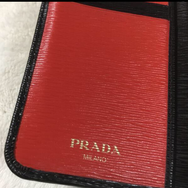 PRADA(プラダ)の36様専用　PRADA プラダ  サフィアーノレザー　黒× 赤　二つ折り財布 レディースのファッション小物(財布)の商品写真