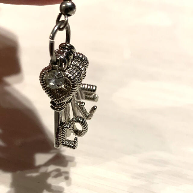 ハートKEYピアス　片耳用 レディースのアクセサリー(ピアス)の商品写真