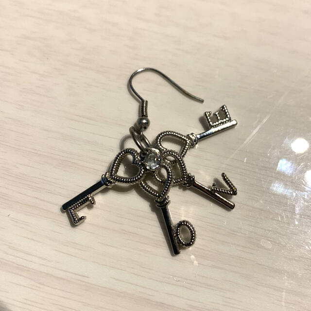 ハートKEYピアス　片耳用 レディースのアクセサリー(ピアス)の商品写真