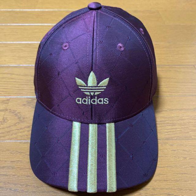 adidas(アディダス)のadidasアディダス　ベースボールキャップ　ワイン×ゴールド　M  新品 メンズの帽子(キャップ)の商品写真