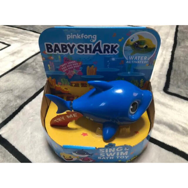Baby Shark - 水に反応して泳ぐ！お風呂用トイ(ブルー) キッズ/ベビー/マタニティのおもちゃ(お風呂のおもちゃ)の商品写真