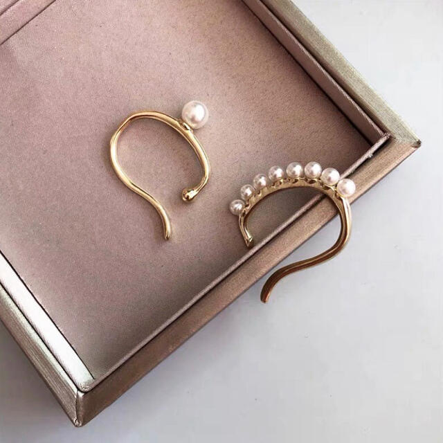 DEUXIEME CLASSE(ドゥーズィエムクラス)のasymmetry pearl ear cuffs (2 pcs) レディースのアクセサリー(イヤーカフ)の商品写真