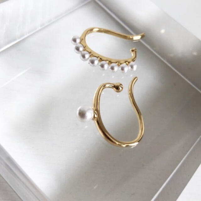 DEUXIEME CLASSE(ドゥーズィエムクラス)のasymmetry pearl ear cuffs (2 pcs) レディースのアクセサリー(イヤーカフ)の商品写真