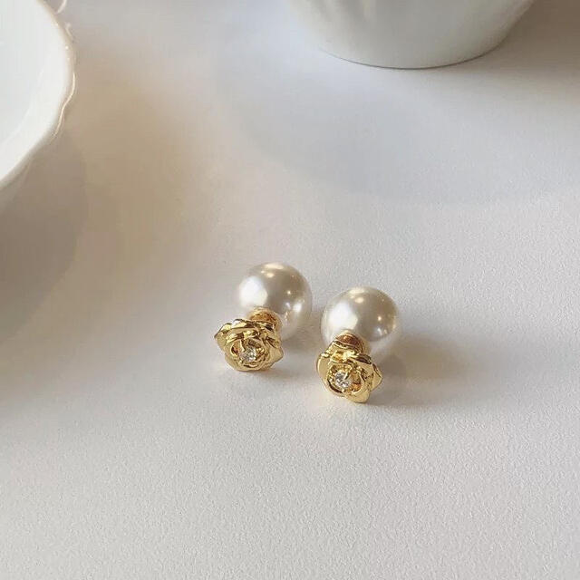 AHKAH(アーカー)のcamellia pearl pierce 18k coating & s925 レディースのアクセサリー(ピアス)の商品写真