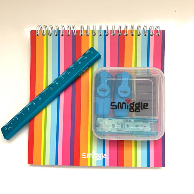 Smiggle 文具セット インテリア/住まい/日用品の文房具(ノート/メモ帳/ふせん)の商品写真