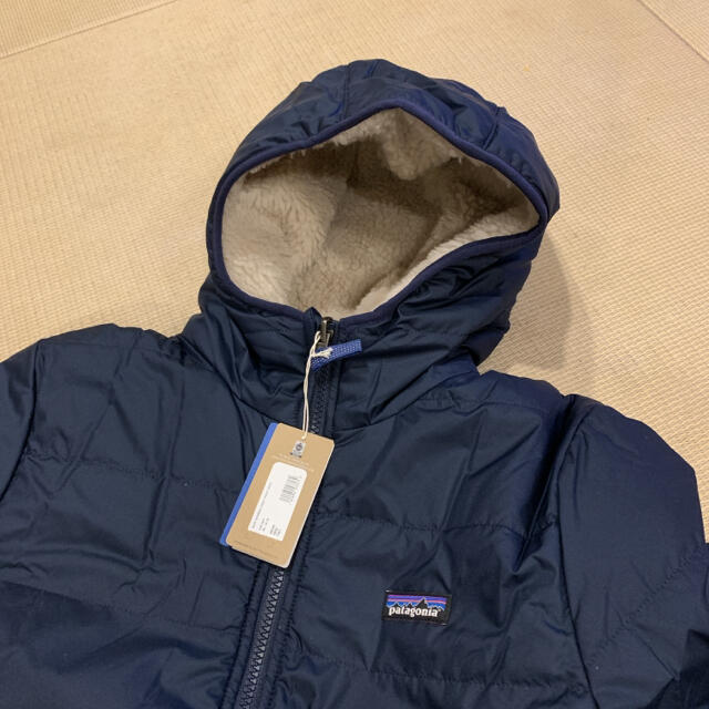 patagonia(パタゴニア)の最新2021 patagonia ボーイズ・リバーシブル・レディフレディフーディ レディースのジャケット/アウター(ブルゾン)の商品写真