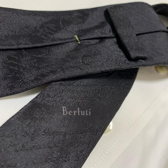 Berluti(ベルルッティ)の 【美品】BERLUTI ベルルッティ　ネクタイ　シルク　カリグラフィ　黒×黒 メンズのファッション小物(ネクタイ)の商品写真