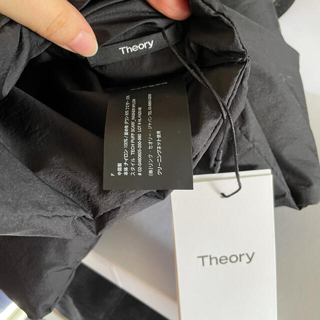 theory(セオリー)の【新品未使用タグ付き】Theory ダウンマフラー・ブラック レディースのファッション小物(マフラー/ショール)の商品写真