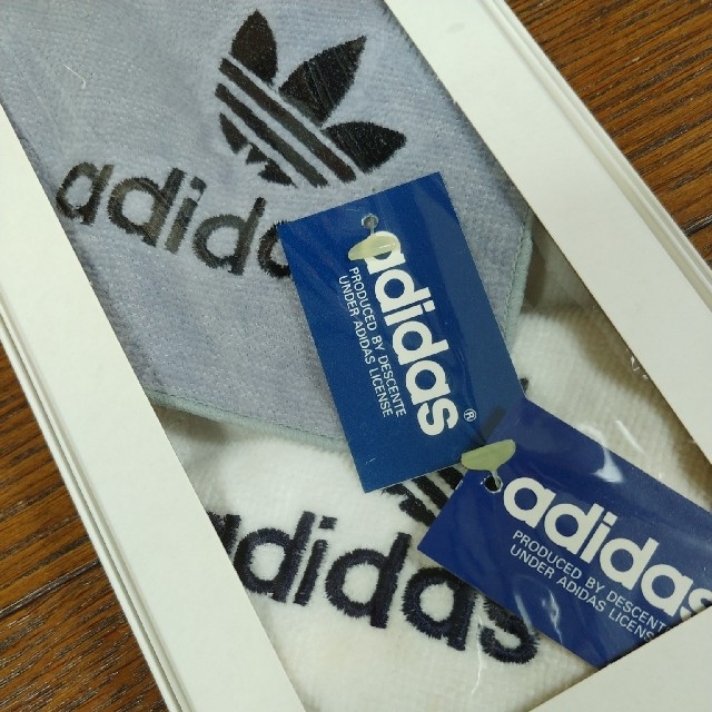 adidas(アディダス)のアディダス　ミニハンドタオル　2枚セット(未使用) インテリア/住まい/日用品の日用品/生活雑貨/旅行(タオル/バス用品)の商品写真