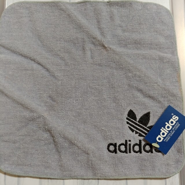 adidas(アディダス)のアディダス　ミニハンドタオル　2枚セット(未使用) インテリア/住まい/日用品の日用品/生活雑貨/旅行(タオル/バス用品)の商品写真