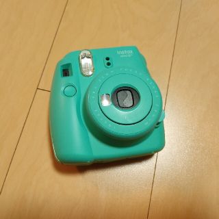 フジフイルム(富士フイルム)のチェキ 本体（instax mini 8+ MINT）(フィルムカメラ)