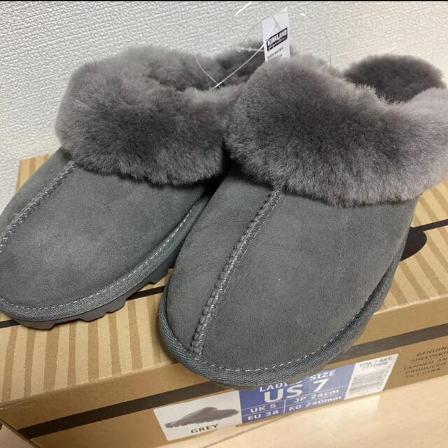 UGG(アグ)の新品　カークランド　ムートンスリッパ　コストコ インテリア/住まい/日用品のインテリア小物(スリッパ/ルームシューズ)の商品写真