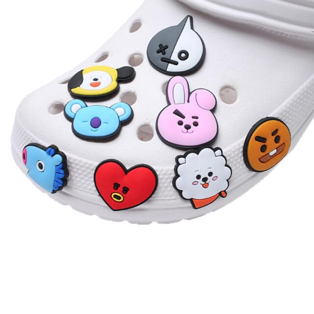 防弾少年団(BTS)(ボウダンショウネンダン)の★BT21★クロックス サンダル シューズアクセサリー ８種類セット BTS レディースのファッション小物(その他)の商品写真