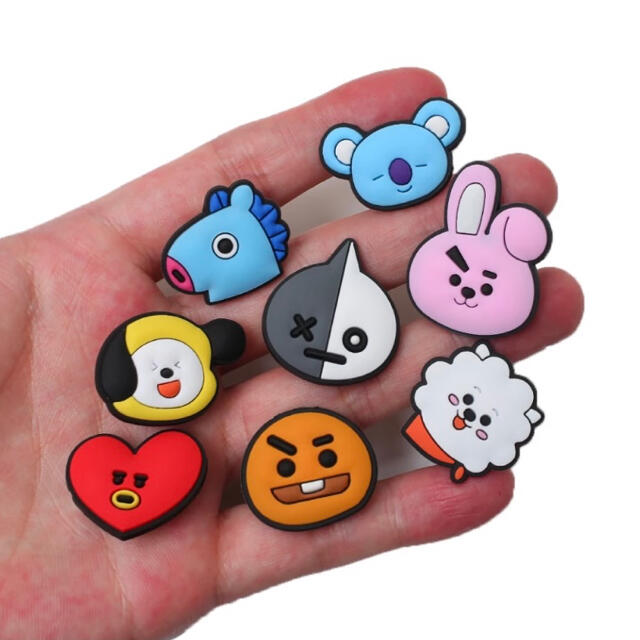 防弾少年団(BTS)(ボウダンショウネンダン)の★BT21★クロックス サンダル シューズアクセサリー ８種類セット BTS レディースのファッション小物(その他)の商品写真