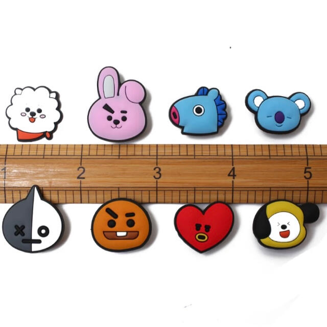 防弾少年団(BTS)(ボウダンショウネンダン)の★BT21★クロックス サンダル シューズアクセサリー ８種類セット BTS レディースのファッション小物(その他)の商品写真