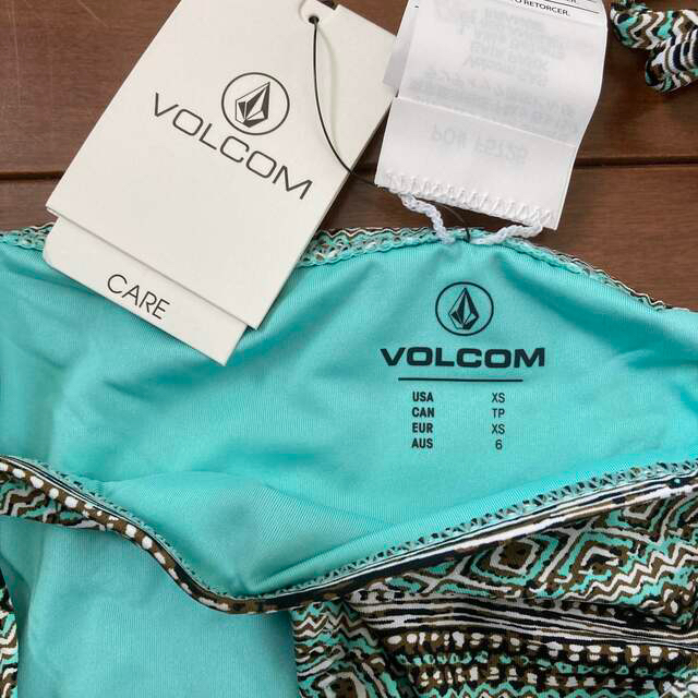 volcom(ボルコム)の新品未使用タグ付き VOLCOM ビキニ２点セットビキニ 水着 セパレート レディースの水着/浴衣(水着)の商品写真