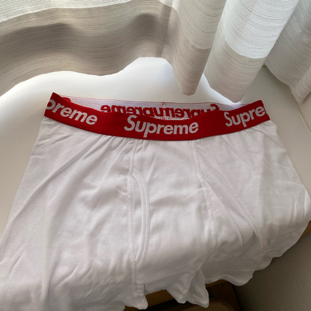 Supreme(シュプリーム)の【新品未使用/1枚バラ売り】Supreme×Hanes 白ボクサーパンツ　M メンズのアンダーウェア(ボクサーパンツ)の商品写真