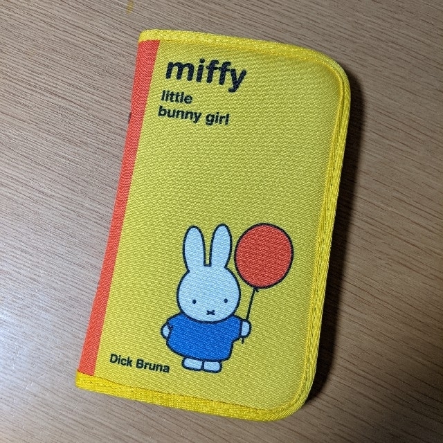 宝島社(タカラジマシャ)のmiffyお金が貯まるマルチポーチ  誰でも簡単！お金のやりくり上手になれる エンタメ/ホビーの本(住まい/暮らし/子育て)の商品写真