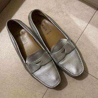 プラダ(PRADA)のプラダ　ローファー　シルバー(ローファー/革靴)