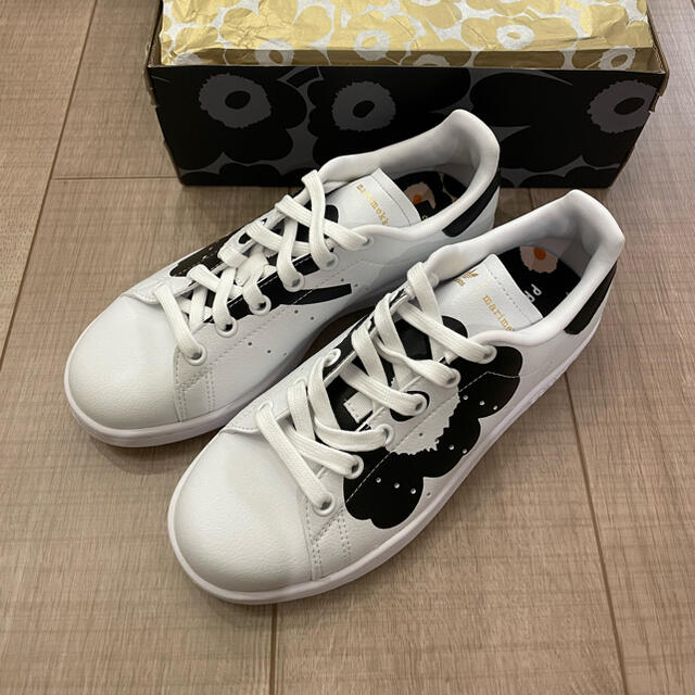 marimekko(マリメッコ)の【新品・未使用】adidas×marimekko スタンスミス 22.5cm レディースの靴/シューズ(スニーカー)の商品写真