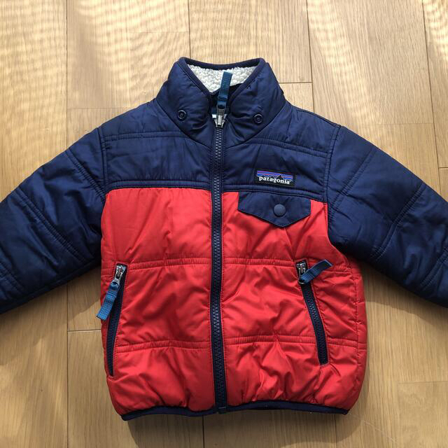 patagonia(パタゴニア)のパタゴニア ベビー リバーシブル トリブルズ フーディ 12-18M キッズ/ベビー/マタニティのベビー服(~85cm)(ジャケット/コート)の商品写真