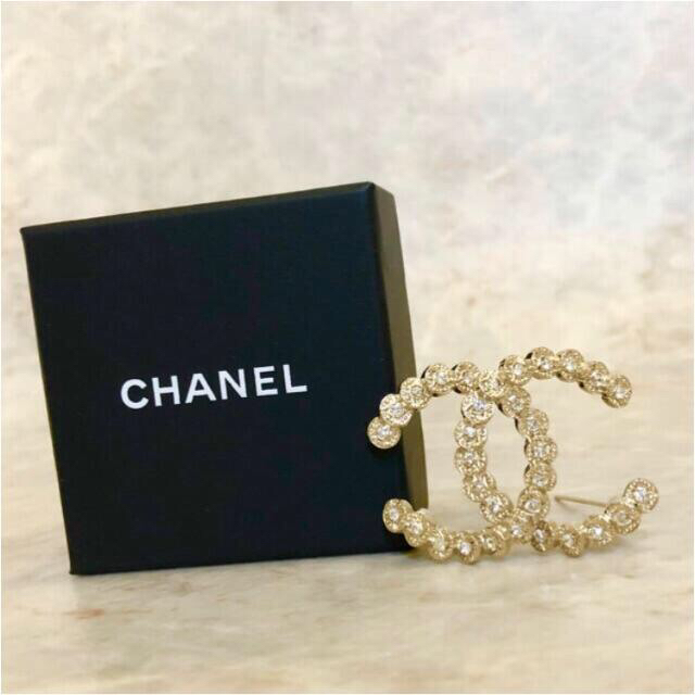 CHANEL(シャネル)のシャネル　ブローチ　ココマーク　ゴールド　ストーン　金　クリスタル　石　ロゴ　☆ レディースのアクセサリー(ブローチ/コサージュ)の商品写真