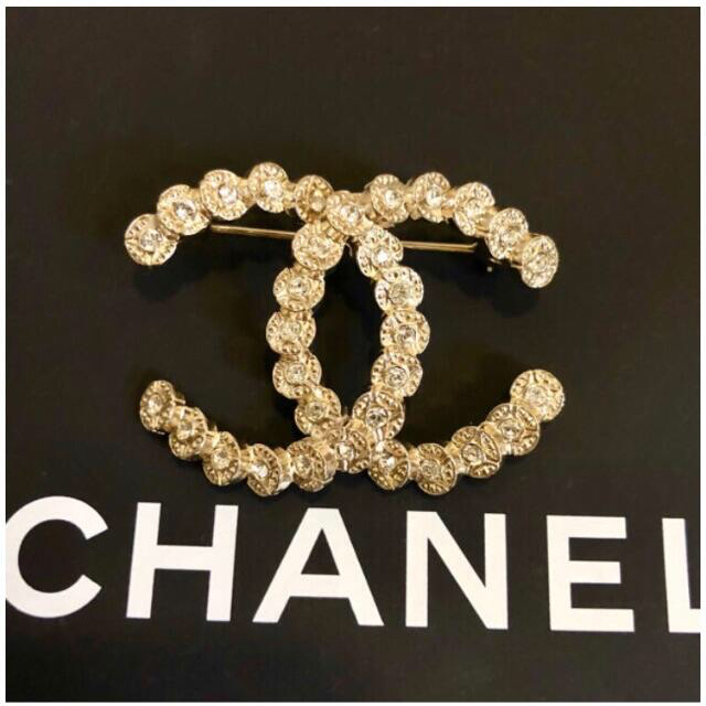 CHANEL(シャネル)のシャネル　ブローチ　ココマーク　ゴールド　ストーン　金　クリスタル　石　ロゴ　☆ レディースのアクセサリー(ブローチ/コサージュ)の商品写真