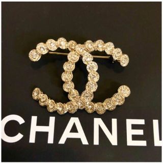 シャネル(CHANEL)のシャネル　ブローチ　ココマーク　ゴールド　ストーン　金　クリスタル　石　ロゴ　☆(ブローチ/コサージュ)