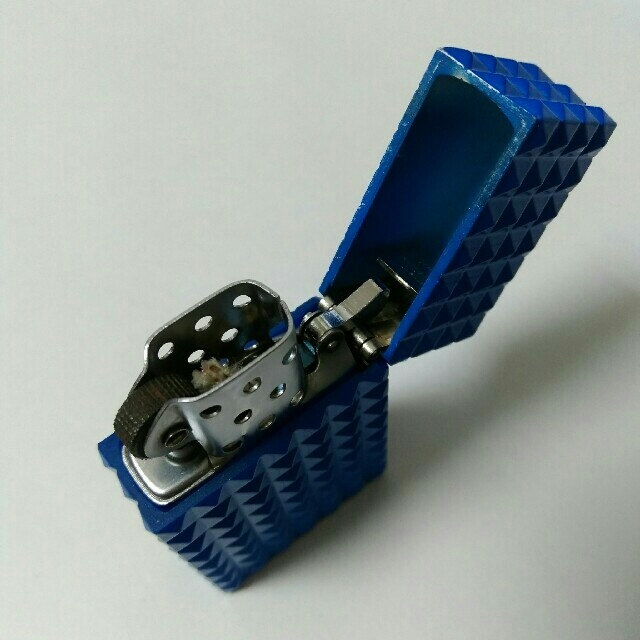 ZIPPO(ジッポー)のTPL HARDEDGE PYRAMID OIL LIGHTER / BLUE メンズのファッション小物(タバコグッズ)の商品写真