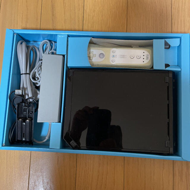 任天堂(ニンテンドウ)のNintendo Wii RVL-S-KJ エンタメ/ホビーのゲームソフト/ゲーム機本体(家庭用ゲーム機本体)の商品写真