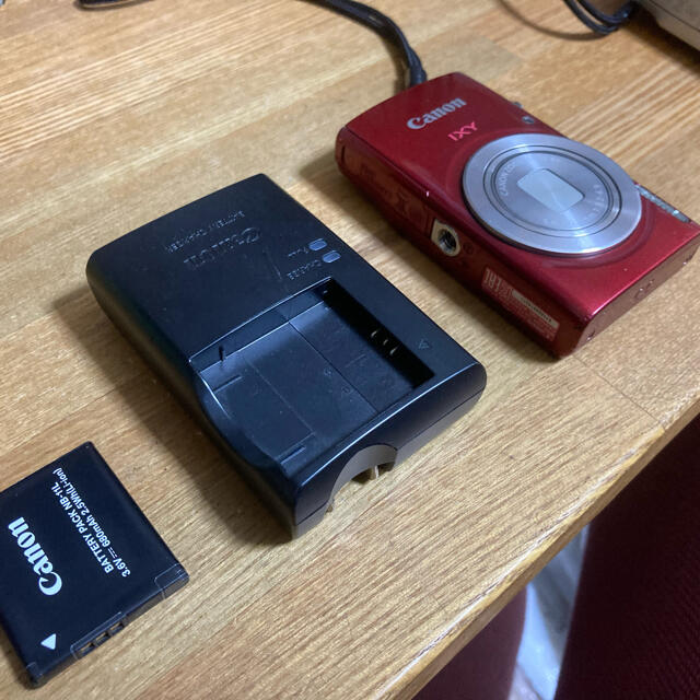 Canon(キヤノン)のixy200 赤 スマホ/家電/カメラのカメラ(コンパクトデジタルカメラ)の商品写真