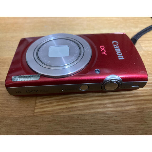 Canon(キヤノン)のixy200 赤 スマホ/家電/カメラのカメラ(コンパクトデジタルカメラ)の商品写真
