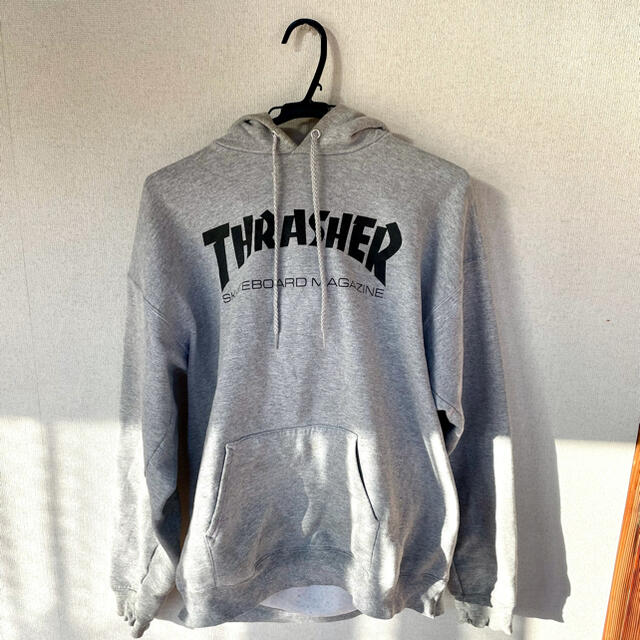 THRASHER(スラッシャー)のスラッシャー　パーカー　プルオーバー　グレー　ロゴプリント　Mサイズ メンズのトップス(パーカー)の商品写真