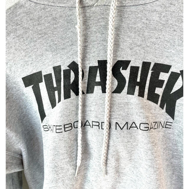 THRASHER(スラッシャー)のスラッシャー　パーカー　プルオーバー　グレー　ロゴプリント　Mサイズ メンズのトップス(パーカー)の商品写真