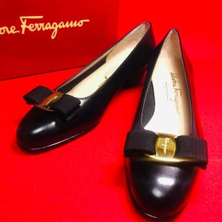 サルヴァトーレフェラガモ(Salvatore Ferragamo)のTrang 様専用　フェラガモ　ヴァラ　パンプス　24(ハイヒール/パンプス)