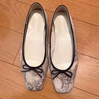 ランダ(RANDA)の【美品】パイソン　パンプス ブラック(バレエシューズ)