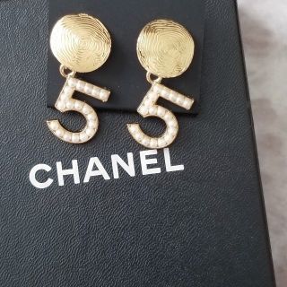 シャネル(CHANEL)のNo.5パールチャーム/ゴールドピアス(ピアス)