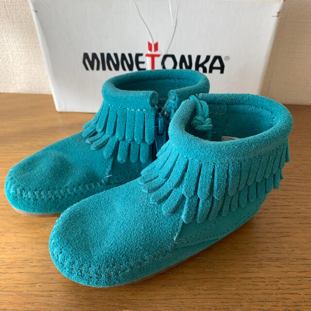 Minnetonka(ミネトンカ)のミネトンカ　ターコイズ　ブーツ　12 ベビーシューズ　キッズ　靴　フリンジ　青 キッズ/ベビー/マタニティのベビー靴/シューズ(~14cm)(ブーツ)の商品写真