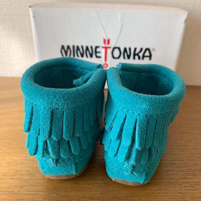 Minnetonka(ミネトンカ)のミネトンカ　ターコイズ　ブーツ　12 ベビーシューズ　キッズ　靴　フリンジ　青 キッズ/ベビー/マタニティのベビー靴/シューズ(~14cm)(ブーツ)の商品写真