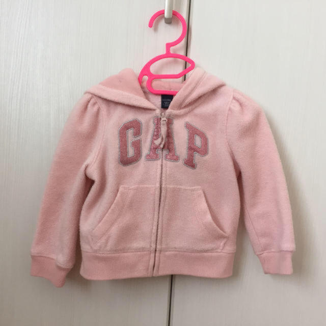 babyGAP(ベビーギャップ)の値下げ！babyGAP 女の子 ピンクフリースパーカー size90 キッズ/ベビー/マタニティのキッズ服女の子用(90cm~)(ジャケット/上着)の商品写真
