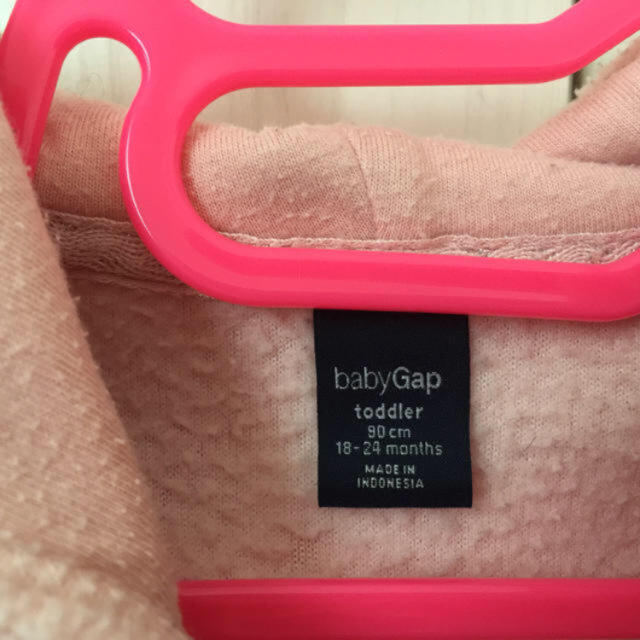 babyGAP(ベビーギャップ)の値下げ！babyGAP 女の子 ピンクフリースパーカー size90 キッズ/ベビー/マタニティのキッズ服女の子用(90cm~)(ジャケット/上着)の商品写真