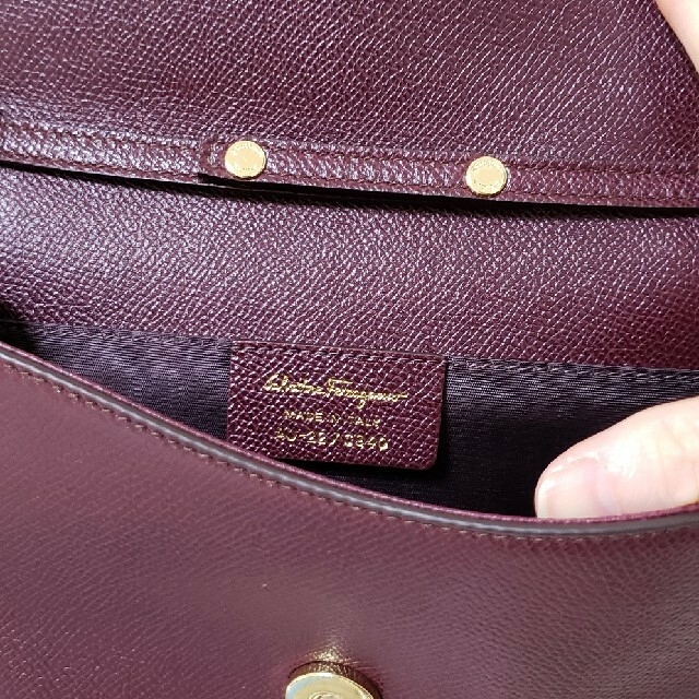 Salvatore Ferragamo(サルヴァトーレフェラガモ)の専用出品中　美品　フェラガモ　ミニショルダー　ボルドー　VARA レディースのバッグ(ショルダーバッグ)の商品写真