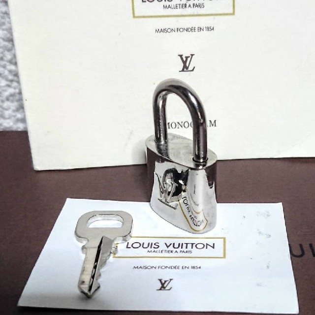 LOUIS VUITTON(ルイヴィトン)のルイヴィトン シルバー カデナ南京錠、鍵付き！ メンズのアクセサリー(ネックレス)の商品写真