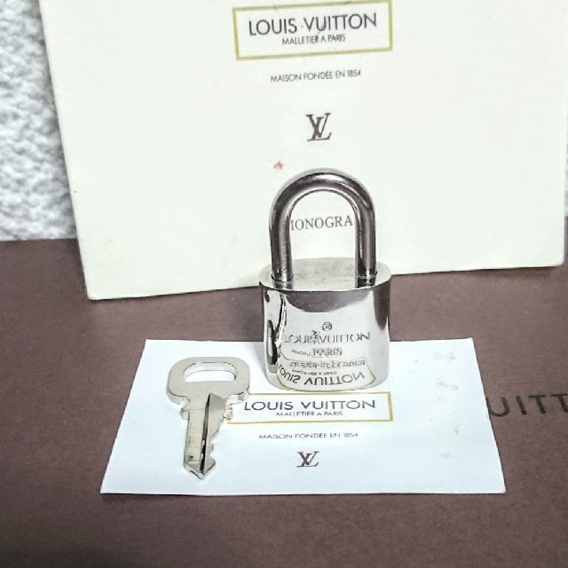 LOUIS VUITTON(ルイヴィトン)のルイヴィトン シルバー カデナ南京錠、鍵付き！ メンズのアクセサリー(ネックレス)の商品写真