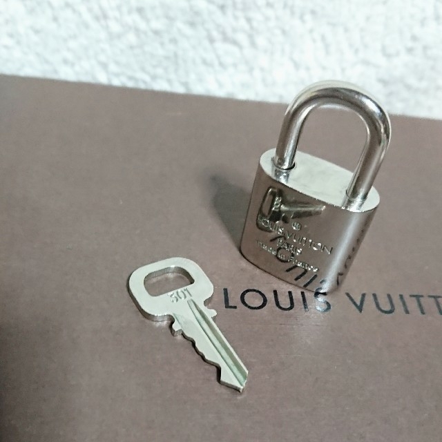 LOUIS VUITTON(ルイヴィトン)のルイヴィトン シルバー カデナ南京錠、鍵付き！ メンズのアクセサリー(ネックレス)の商品写真